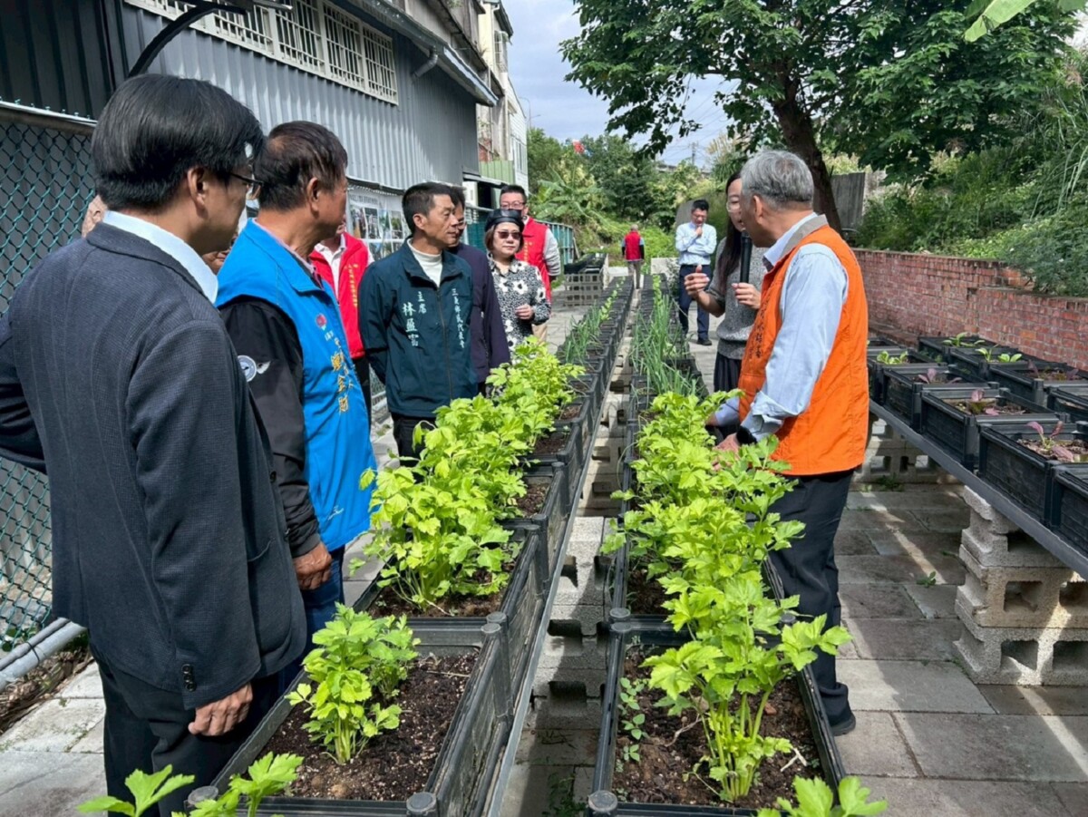 ▲雙湖社區活化原台鐵圍籬荒地,營造兼具農業及療育的不彎腰菜園。