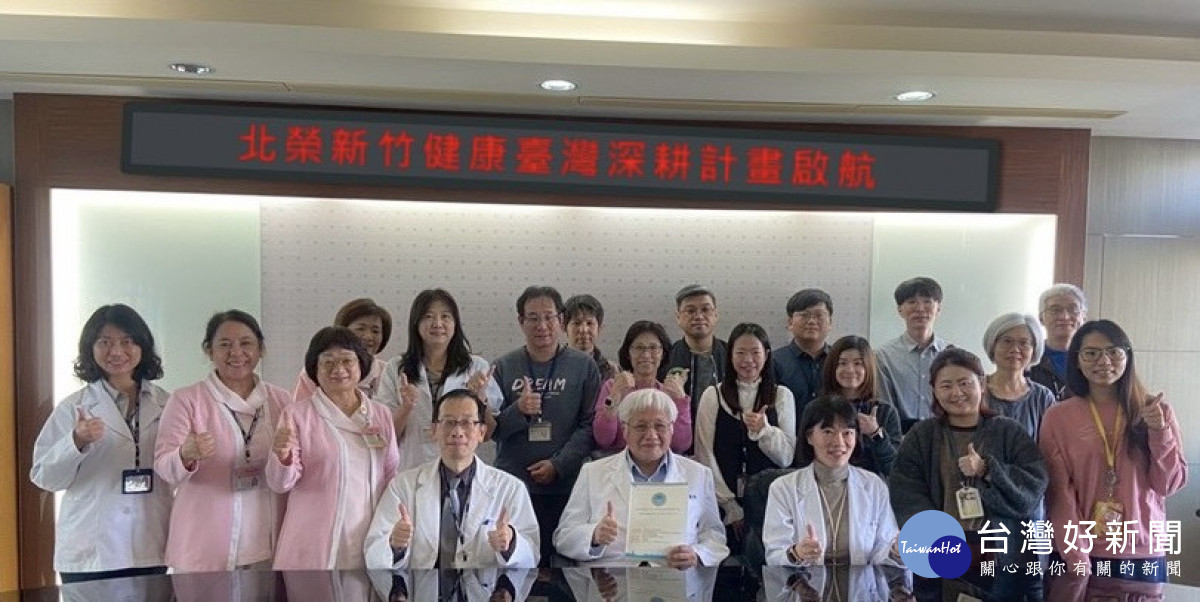 院長陳曾基(前中)，偕同副院長(前左)、辦公室主任(前右)暨院部主管與計畫團隊。