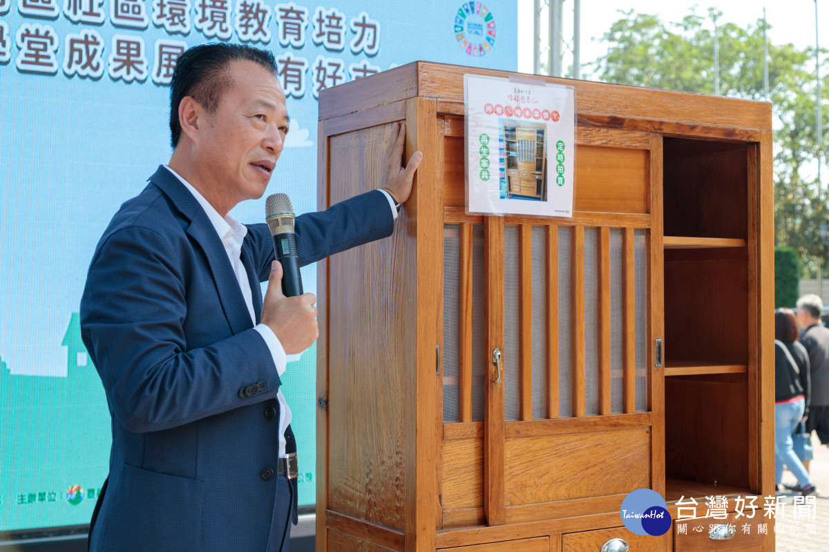 嘉義縣府舉行「全國南區社區環境教育培力、環保小學堂成果展」，縣長翁章梁擔任拍賣官競標再生家具/嘉義縣府提供