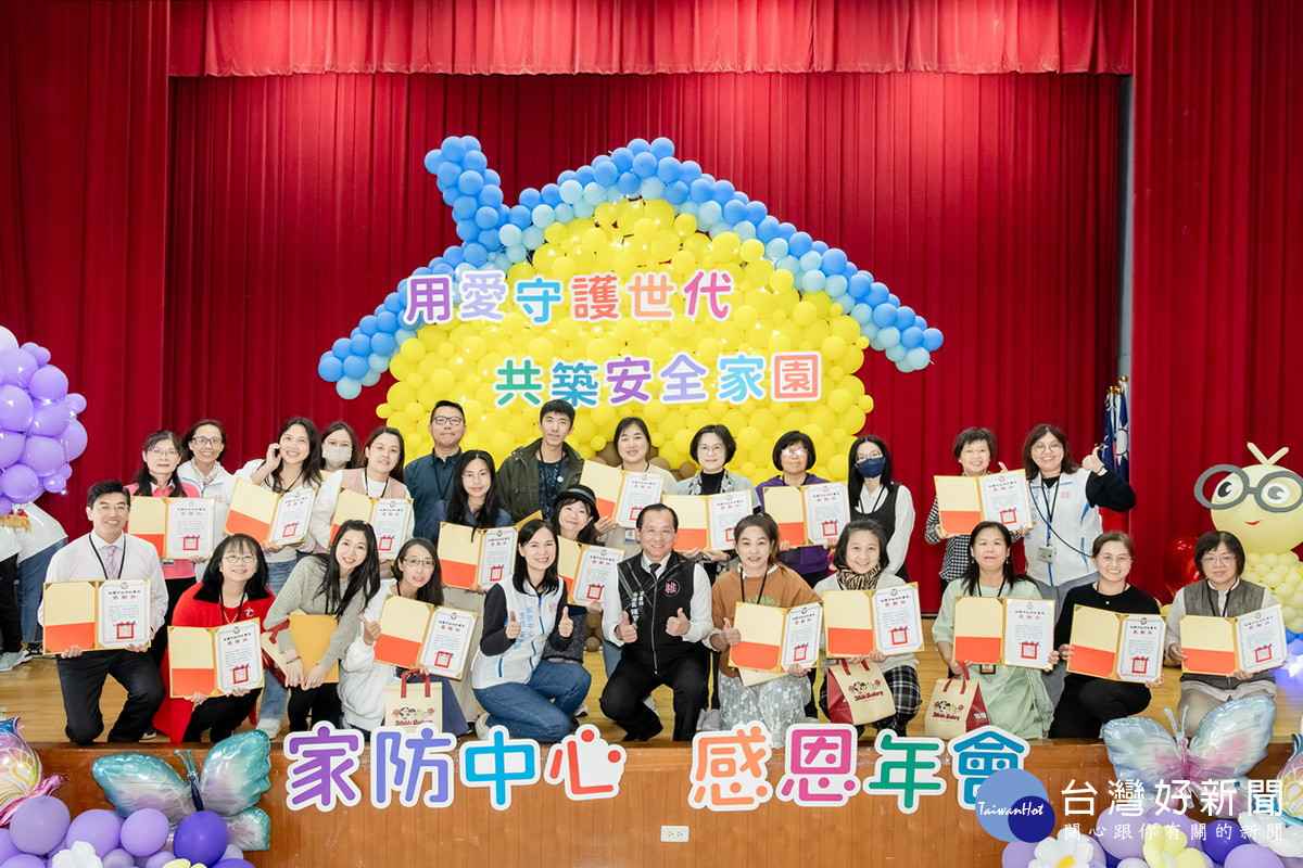 社會局長陳寶民頒發感謝狀表達感謝。<br /><br />