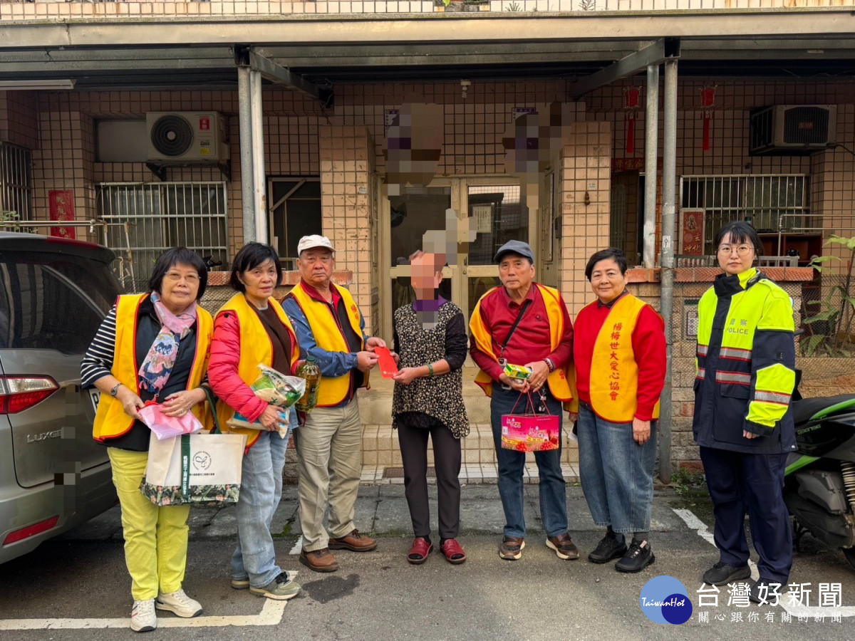 楊梅警主動發掘弱勢，轉介善團送上溫暖與關愛。