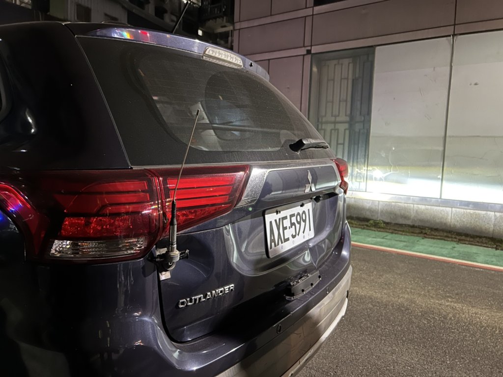 喝茫情緒爆走!男酒後怒折警車天線 揮拳打警當場被壓制逮捕