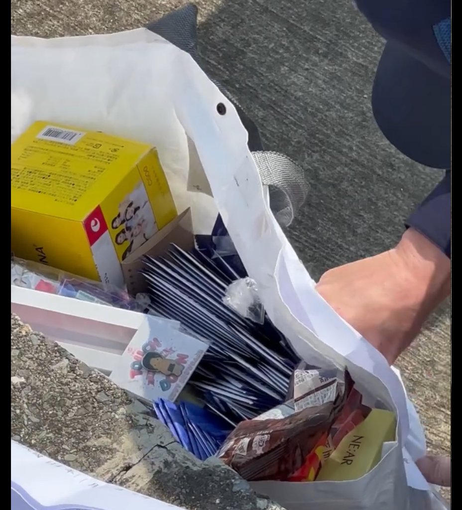 twice演唱會場外亂象!「山寨周邊」攤商鳥獸散-警到場僅剩廢棄物已開5單、勸導20件