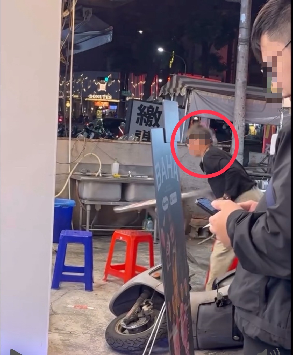 高雄酒醉男買宵夜不順眼！怒推機車、掀桌惹眾怒 警帶回下場曝