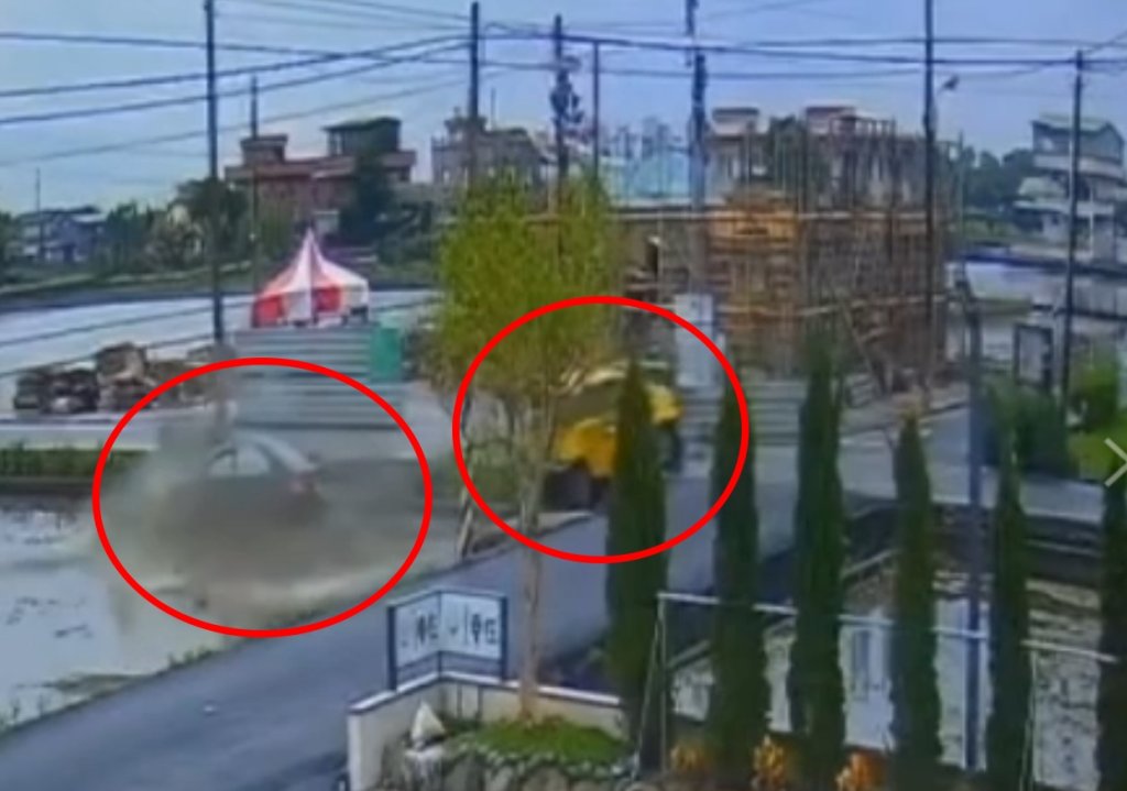 路口秒變「滑水道」!宜蘭小黃撞轎車…雙雙落水田 4人受傷送醫