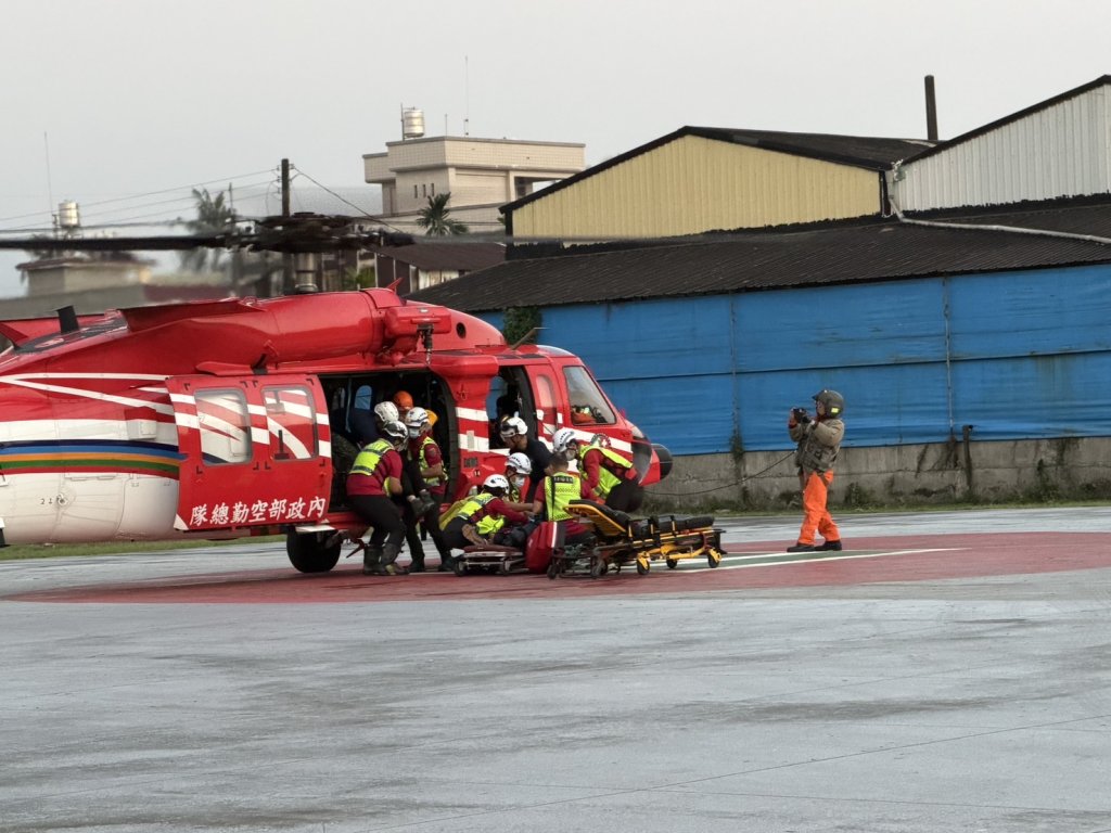 屏獅王瀑布驚魂!-3人連環摔傷-男腿折、女疑顱底骨折-直升機吊掛救命