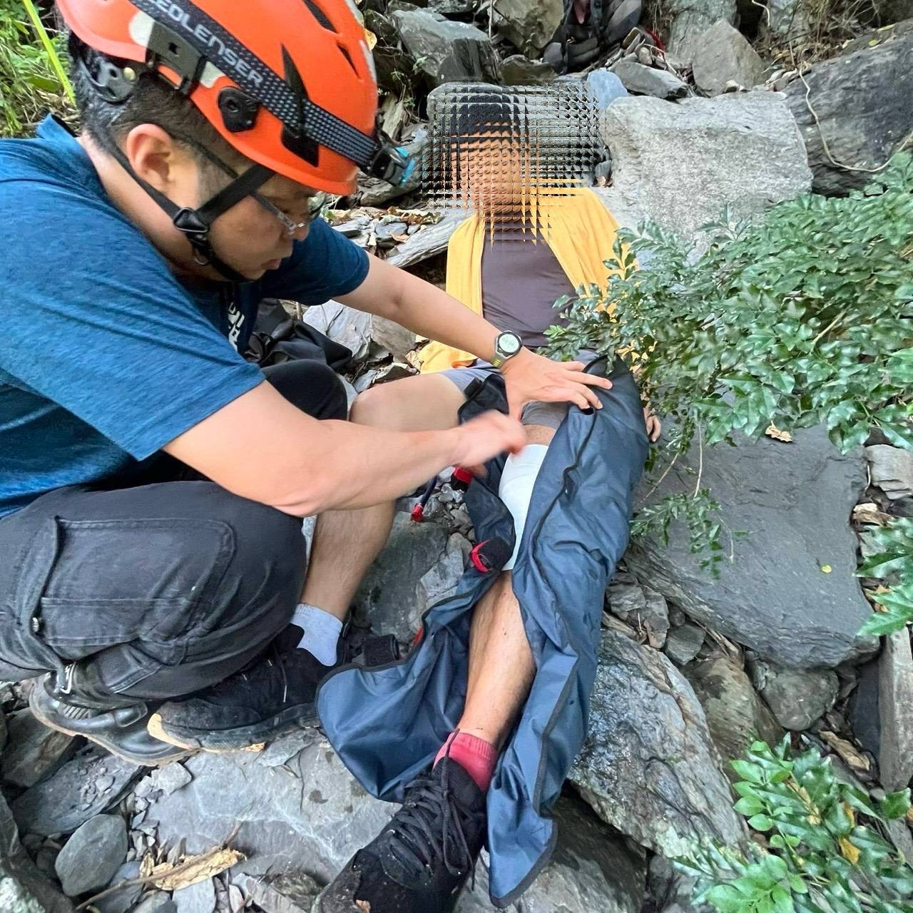 屏獅王瀑布驚魂! 3人連環摔傷 男腿折、女疑顱底骨折 直升機吊掛救命