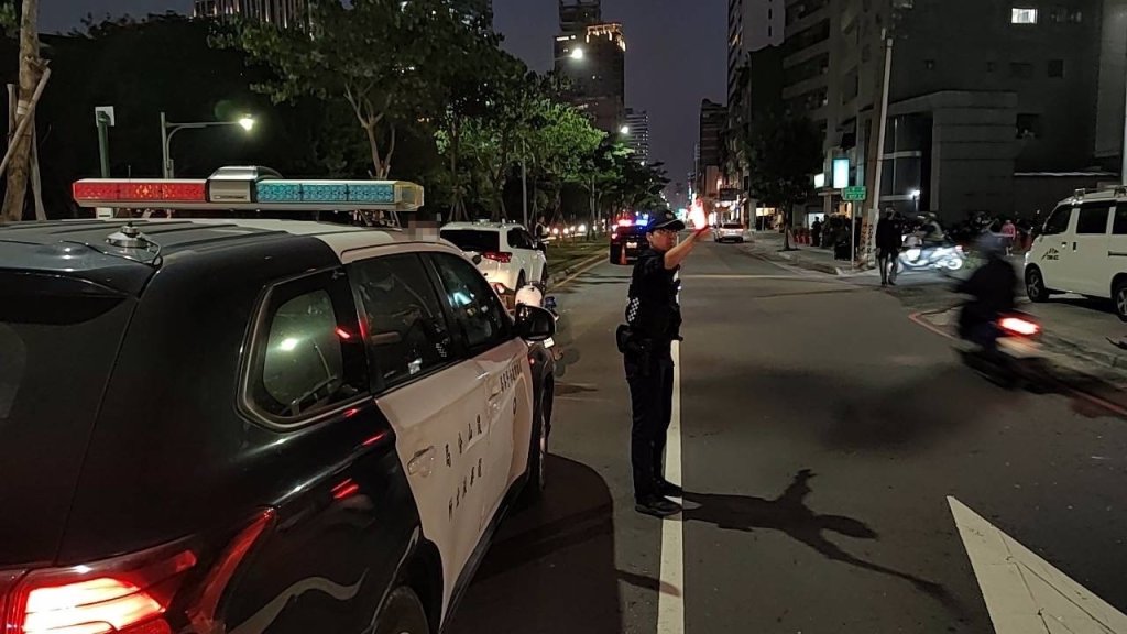 22歲男突「頭暈失控」直衝高雄輕軌號誌桿-車頭全毀撞擊畫面曝