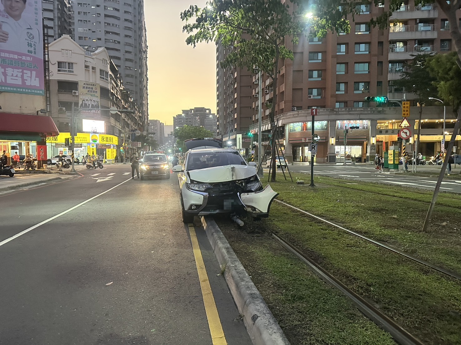 22歲男突「頭暈失控」直衝高雄輕軌號誌桿 車頭全毀撞擊畫面曝