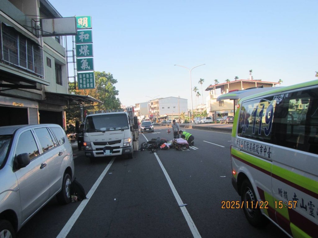 霧峰中正路機車直撞停放大貨車!騎士受傷送醫 酒測仍待檢驗