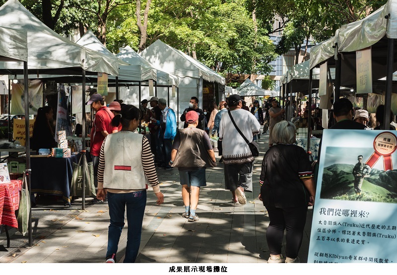 可能是一或多人和文字的圖像