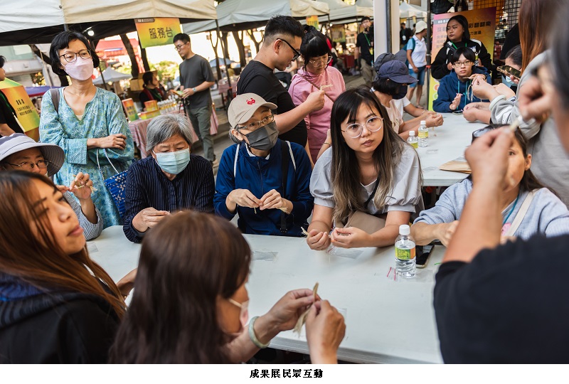 可能是一或多人、人群和文字的圖像