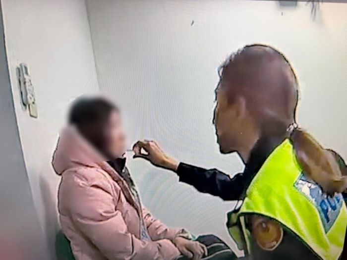 攔查騎乘不穩重機 中和警快篩查獲毒駕通緝犯 42 《圖說》中和警實施毒品唾液快篩情形。〈中和分局提供〉