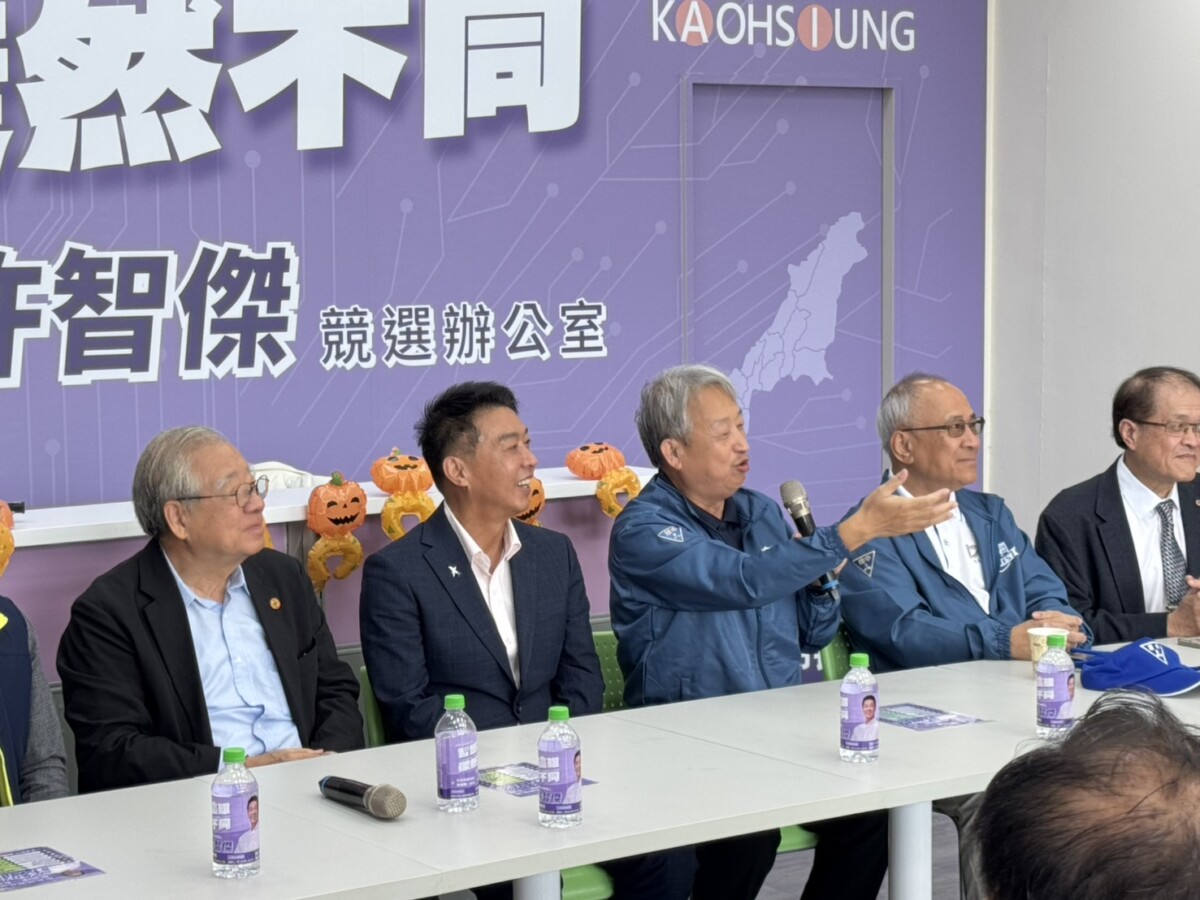 ▲雄中人挺許智傑、雄中校友總會召集人徐永昌等都出席。(記者 李堂安 翻攝)
