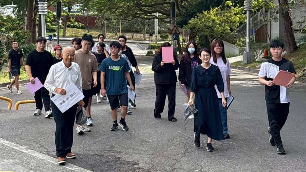 ▲大葉大學應日系一年級學生在校園田野調查。（記者林明佑翻攝）