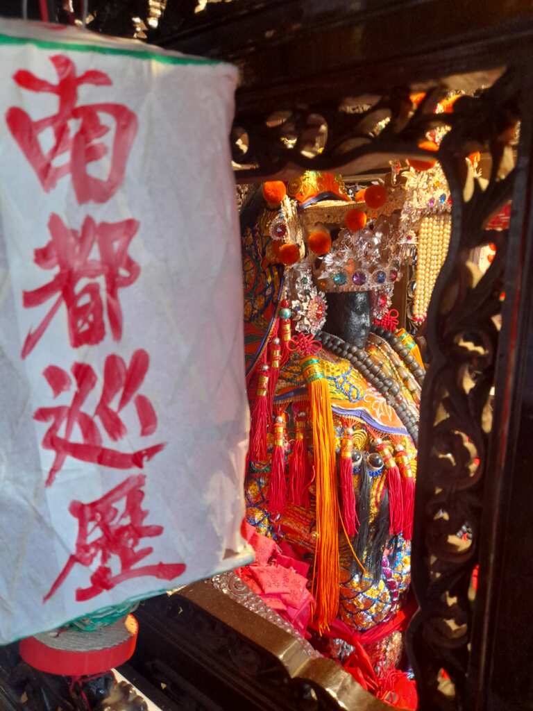 ▲「黑面三媽」南巡護祐信徒。