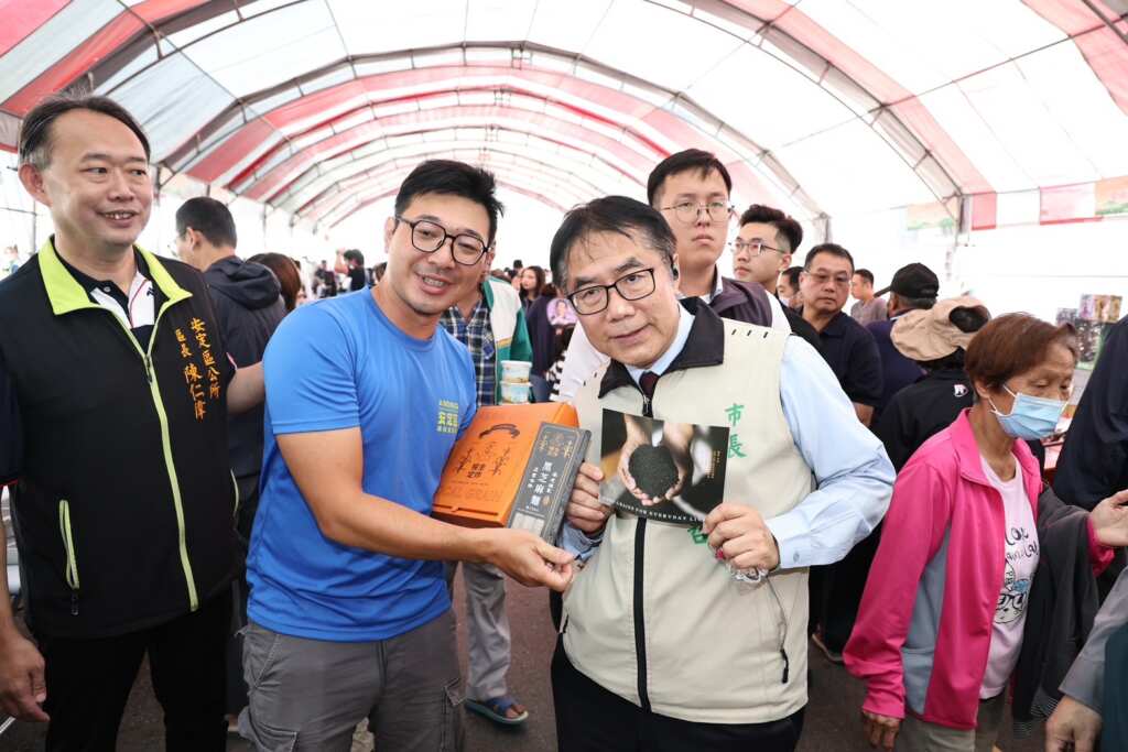 ▲台南胡麻季產業文化活動壓軸場今(22)日在安定區公所西側停車場登場,台南市長黃偉哲與民眾互動。