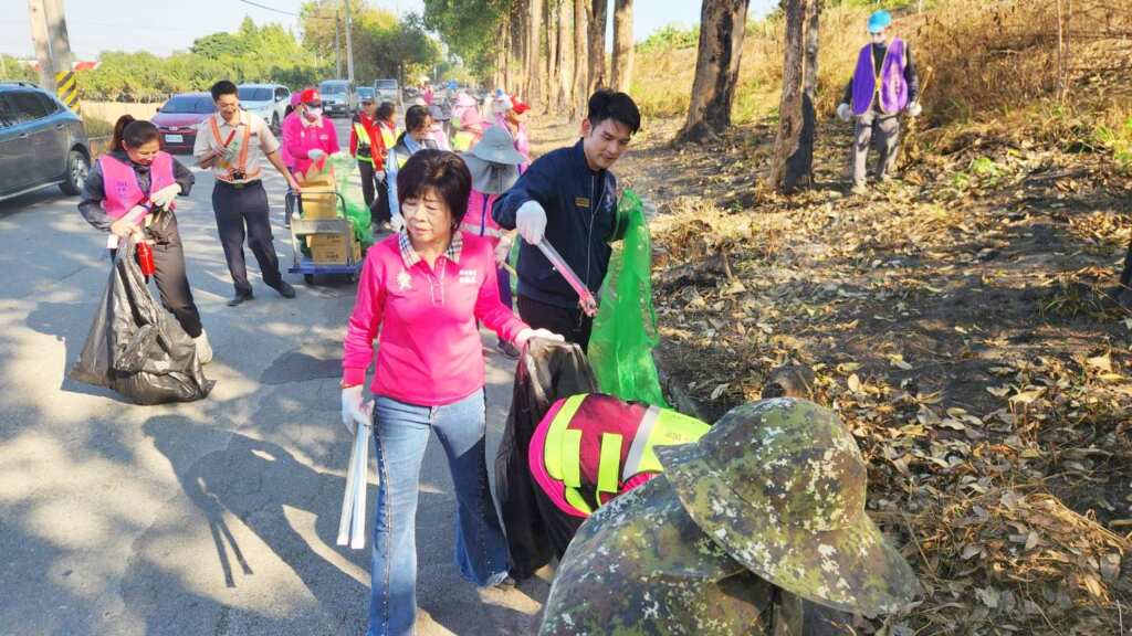 ▲溪州鄉公所與經濟部水利署第四河川分署為防治水資源遭受污染、提倡環保意識,特於今日上午於溪州鄉圳寮村堤防邊,辦理第九次聯合淨堤活動,並號召鄉內300位社區社團環保志工共同參與。(記者林明佑翻攝)