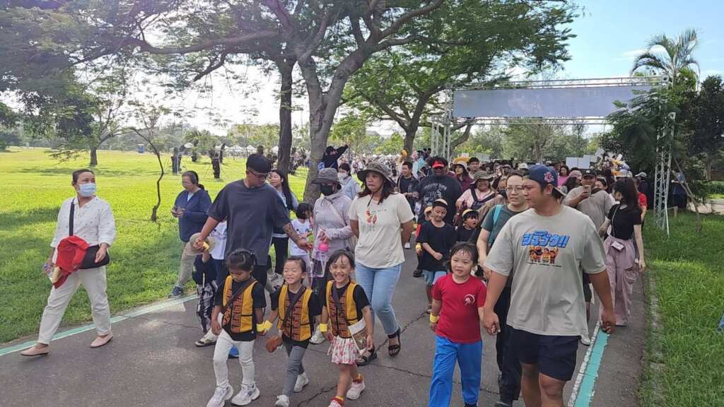 ▲臺東縣政府於今日在臺東森林公園,舉辦親子健行嘉年華,吸引50隊家庭、共2200位家長與孩子報名參加,透過健行、暖身操和親子闖關等活動,共度溫馨時光。