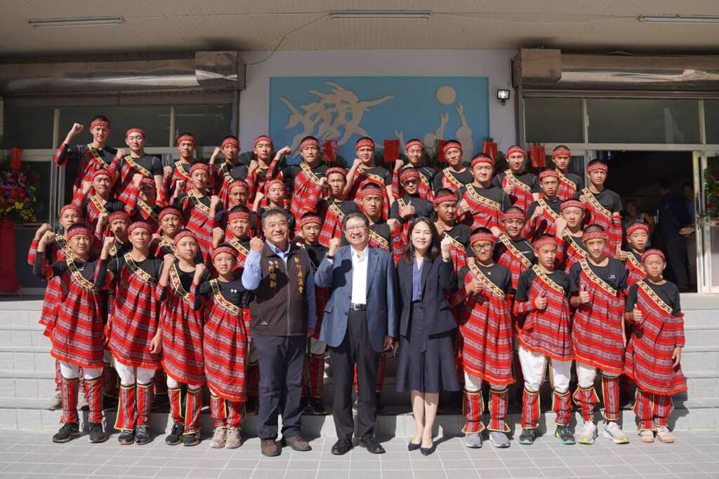 ▲楊文科縣長與關西國中棒球隊合影。