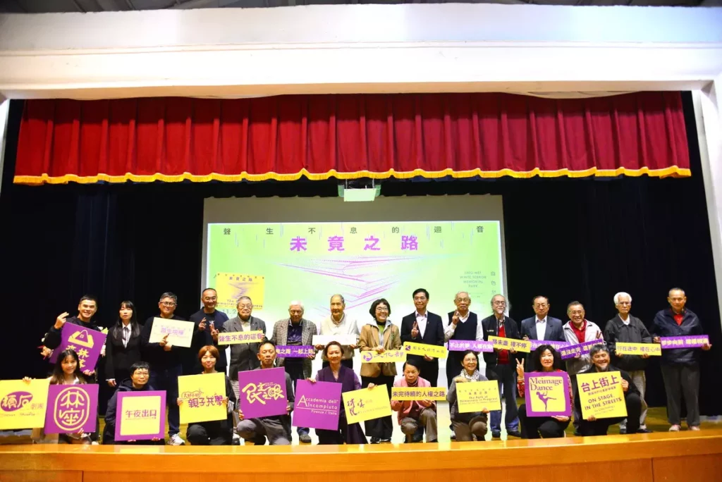 前排(左5)協同策展人吳文翠、(右起)攝影家劉振祥、何曉玫舞團藝術總監何曉玫、(二排左4)策展人林宏璋、文化部王時思次長(中)、人權館洪世芳館長(左7)及與會貴賓大合照。