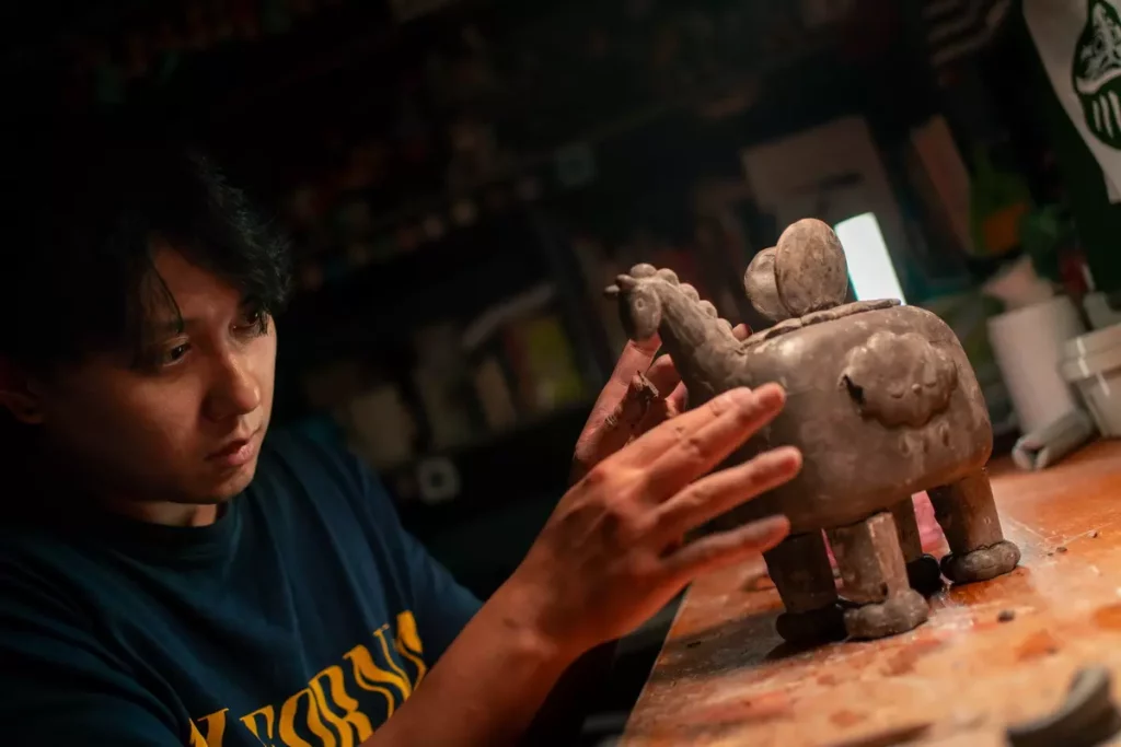 禮坊展現獨到的藝術品味與對在地藝術家的支持，隆重推出與台灣新一代藝術家吳騏（57）合作的「旺福馬」系列瓷器禮盒。吳騏老師雕塑旺福馬一影 (圖／Rivon禮坊提供)