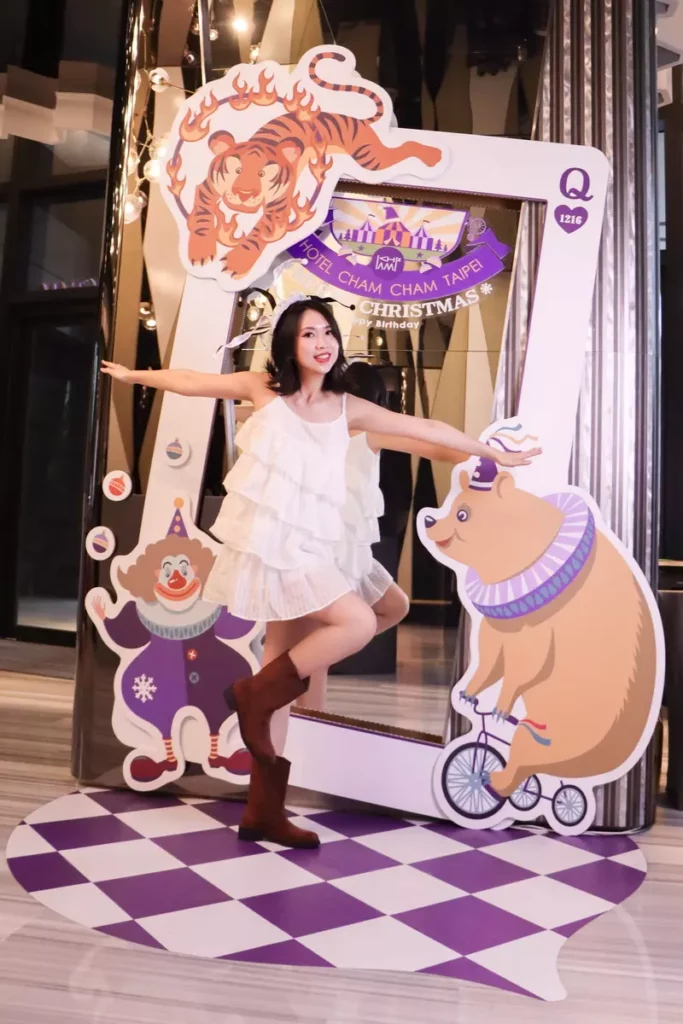 台北趣淘漫旅迎接週年慶與聖誕佳節,以白金紫色系結合馬戲團撲克牌與小丑元素,打造 POKER NIGHT 主題陳列,並於現場提供拍照道具,營造趣味互動氛圍。圖/台北趣淘漫旅提供