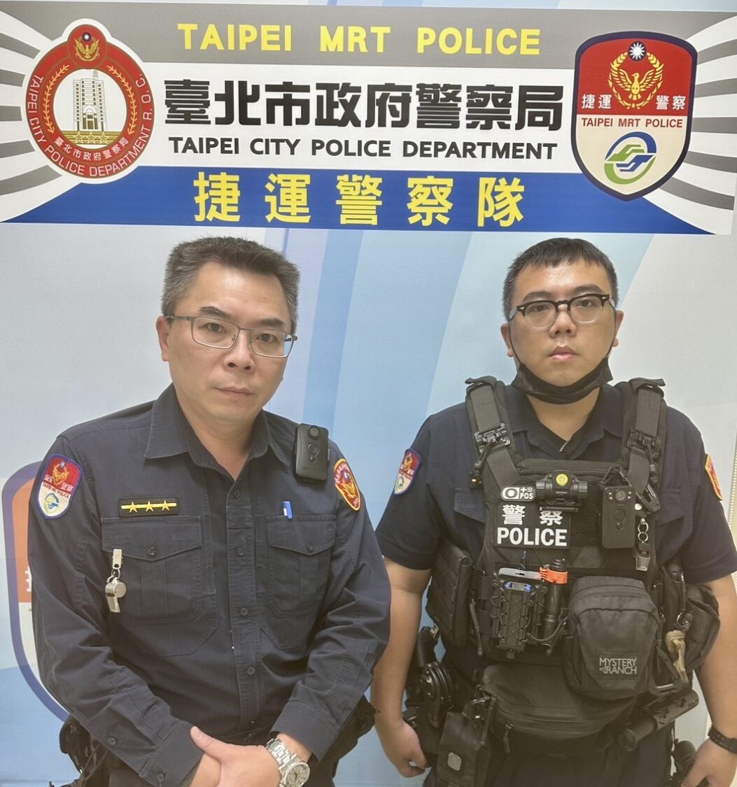 現場處理員警:警員洪振泰(左)、潘品臣(右)。(記者李健興翻攝)