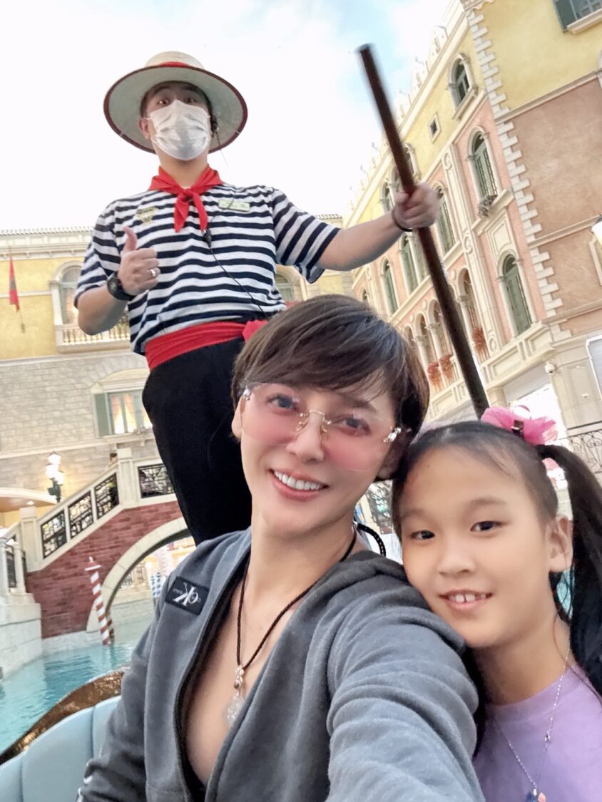 李沛綾驕傲地說:「這次旅行一次教會她!她現在非常懂事獨立,真的讓我很放心。」(圖/民視 提供)