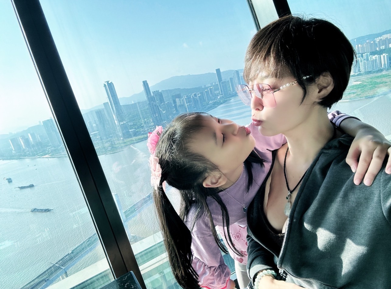 李沛綾以身教與陪伴,成功培養出懂事、獨立又充滿愛的兒女,也難怪被視為演藝圈的「偉大母親」代表之一。(圖/民視 提供)