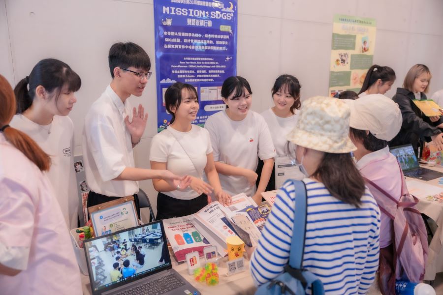 ▲ 文藻外語教學系學生，為觀展民眾解說作品。