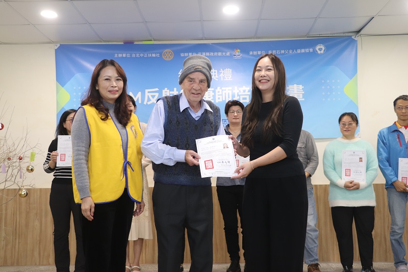 ▲花蓮縣政府、台北中正扶輪社及吳若石神父全人發展協會共同推動舉行隆重結訓暨授證儀式。