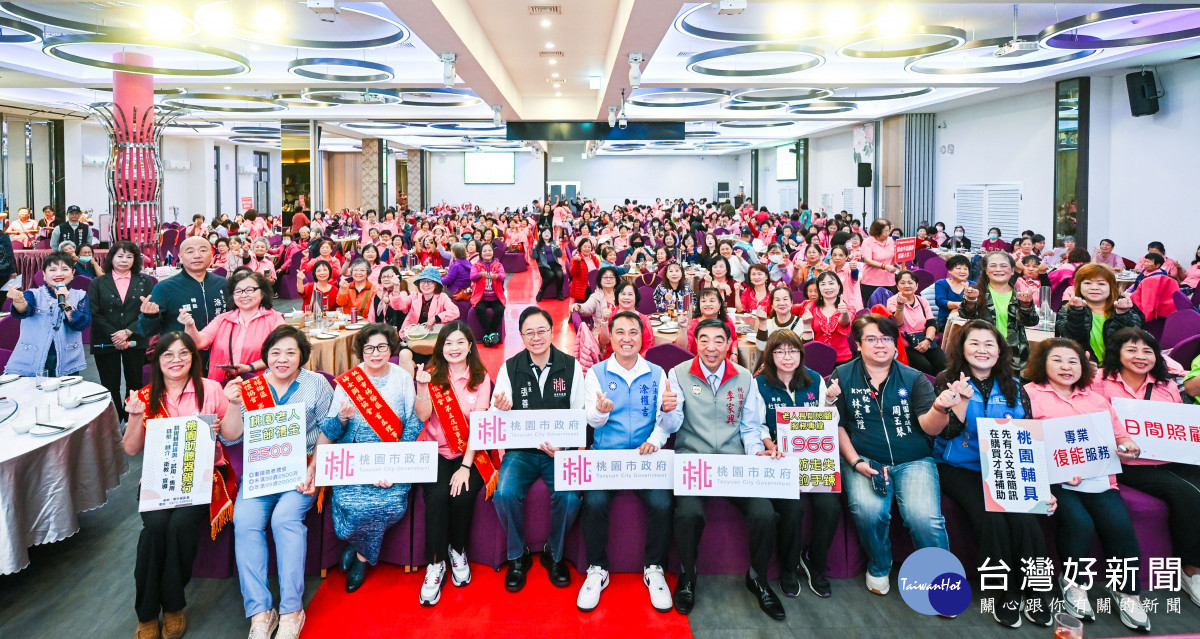 桃園市長張善政出席「楊梅區婦女關懷協會第6屆第1次會員大會暨理監事改選」合照。