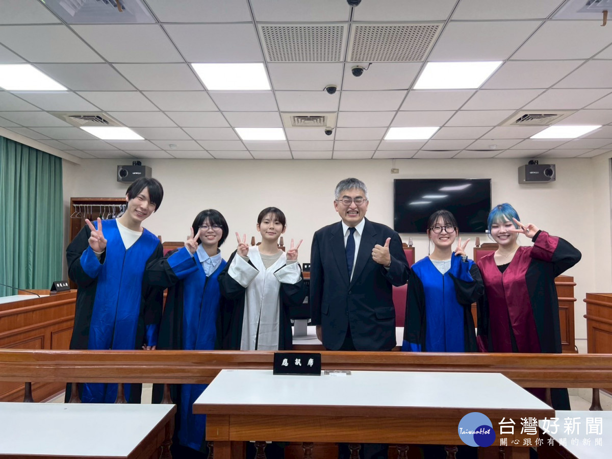 松山大學法學院明照博章教授率領 5位學生實習法庭體驗。