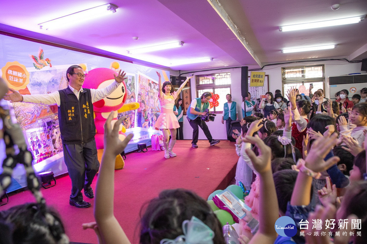壽山巖觀音寺董事長林明義化身幼幼台大哥哥,和MOMO家族一起帶動小朋友們唱跳。<br /><br />