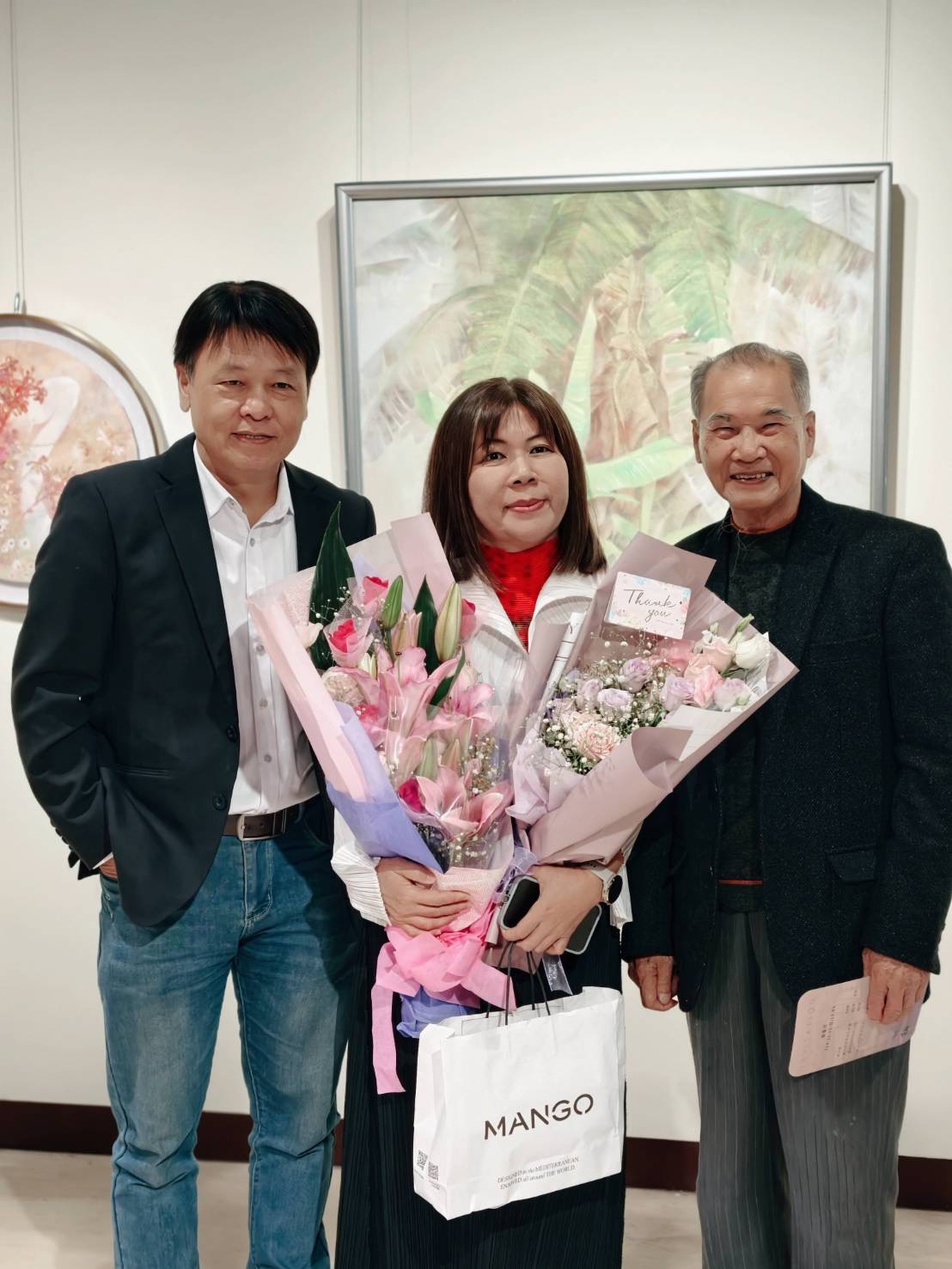 左起為臺中市文化局曾能汀副局長、膠彩藝術家廖瑞芬老師及國寶級藝術家李轂摩老師,三人於《膠響曲・第二樂章》展覽開幕中合影,場面溫馨隆重。