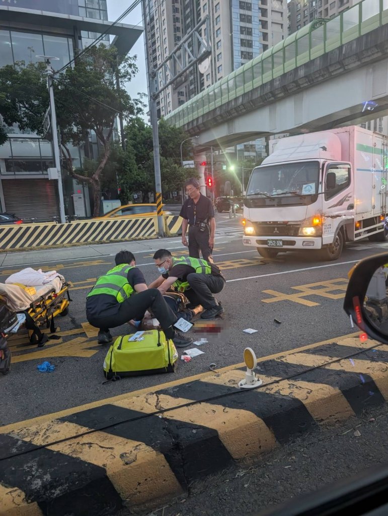 台中74歲翁過馬路被撞！　血流路面送醫