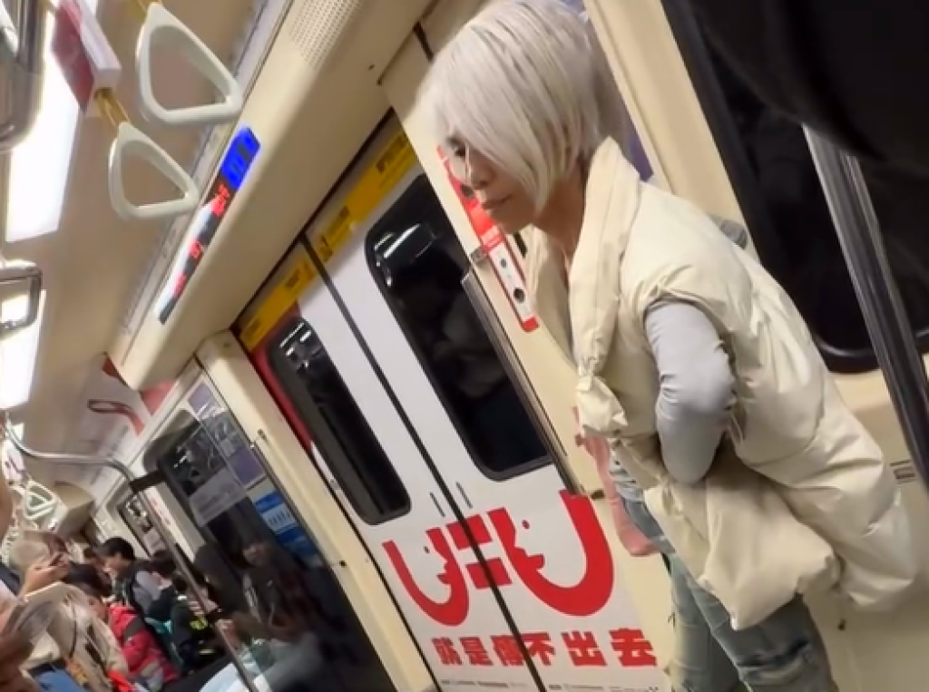 影/北捷車廂內起糾紛!阿嬤亮刀「離阿伯脖子只差3公分」乘客嚇壞 警到場把人抓下車
