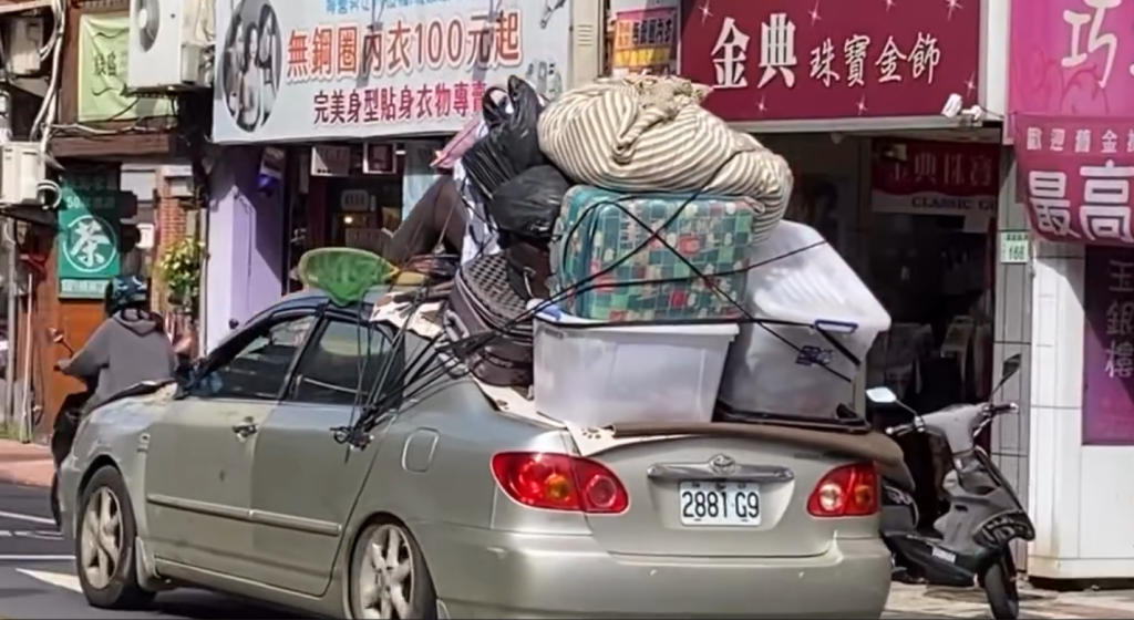 又是這輛車!桃園移動城堡趴趴走-警方:見一次開一次罰單