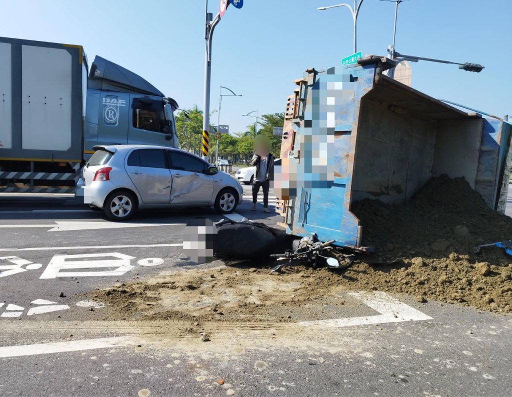 新/台南安南4車追撞!砂石車疑煞車不及「翻覆壓機車」 騎士送醫治療