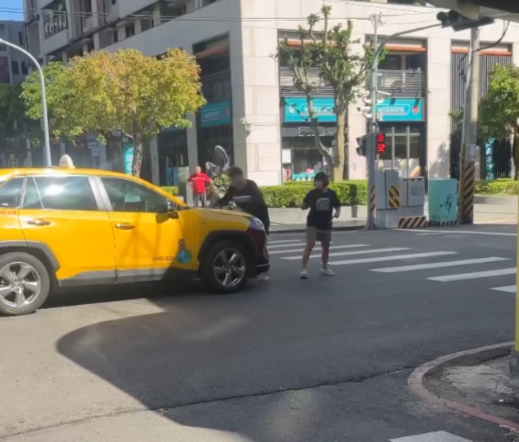 台中失控男攔小黃拍打引擎蓋! 警方將開罰究辦