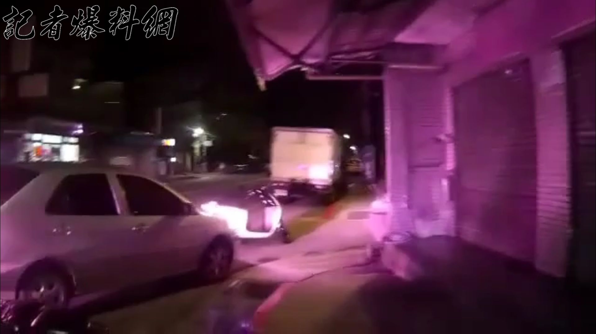 北投警方在知行路上查獲1部違停車輛,經駕駛同意後隨即在車上中控台發現有不明白色粉末。