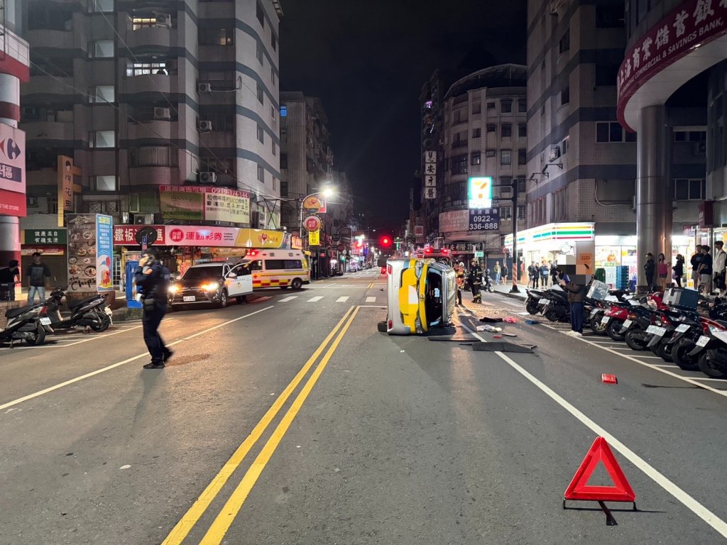 驚險瞬間!新莊直行小黃遭巷口竄出賓士撞飛 「天地顛倒反」側翻路中央