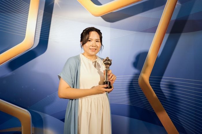 《圖說》洪麗婷以專業與熱忱凝聚團隊向心力 創造出113年零離職的紀錄 榮獲朝耕暮耘獎。〈社會局提供〉