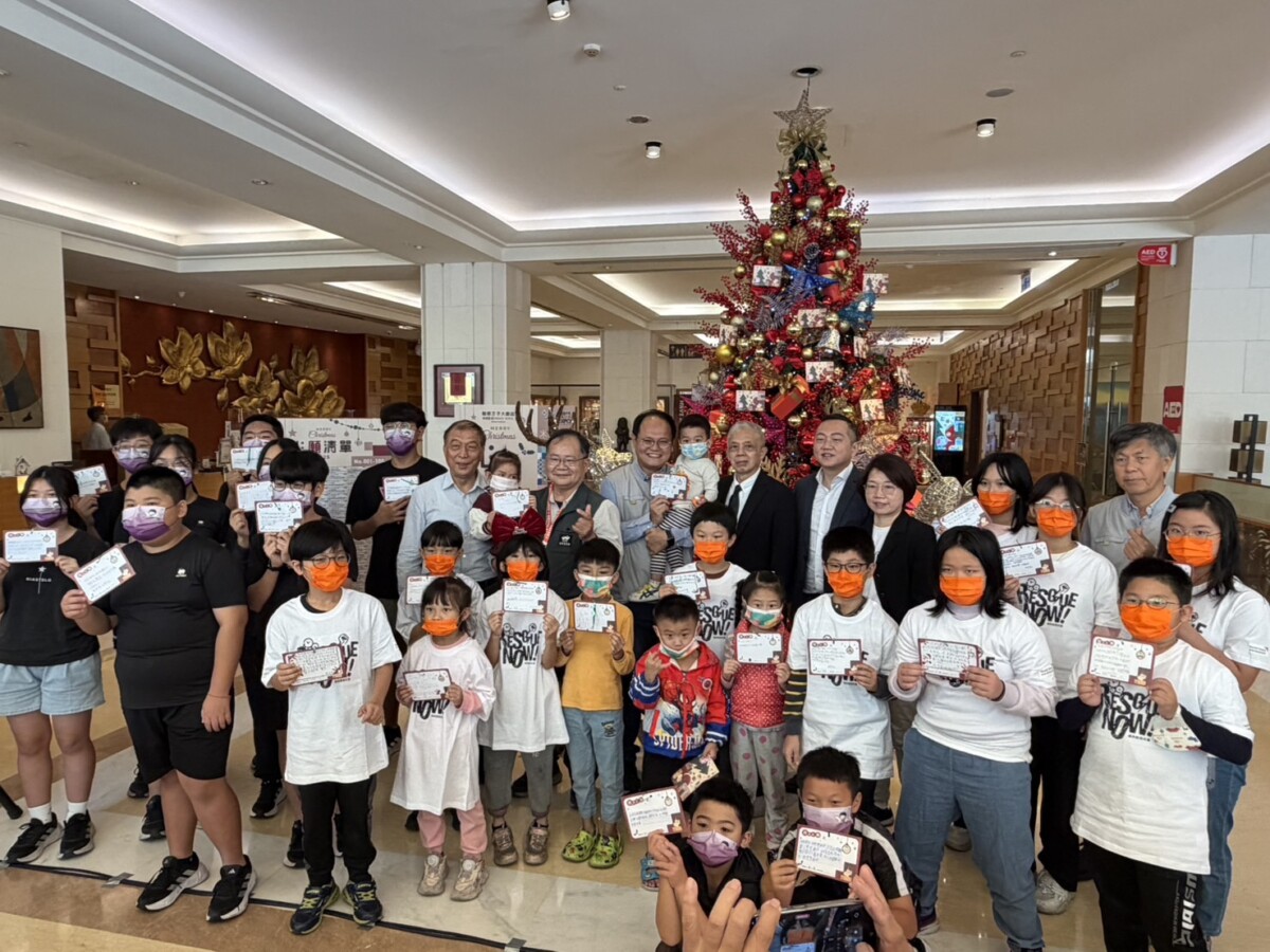 嘉義市耐斯王子大飯店為點亮孩子們的夢想與希望,讓弱勢孩童知道他們一點都不孤單,舉辦第19屆聖誕心願卡活動,邀善心人士發揮愛心,一起來認領。(圖/耐斯王子大飯店提供)