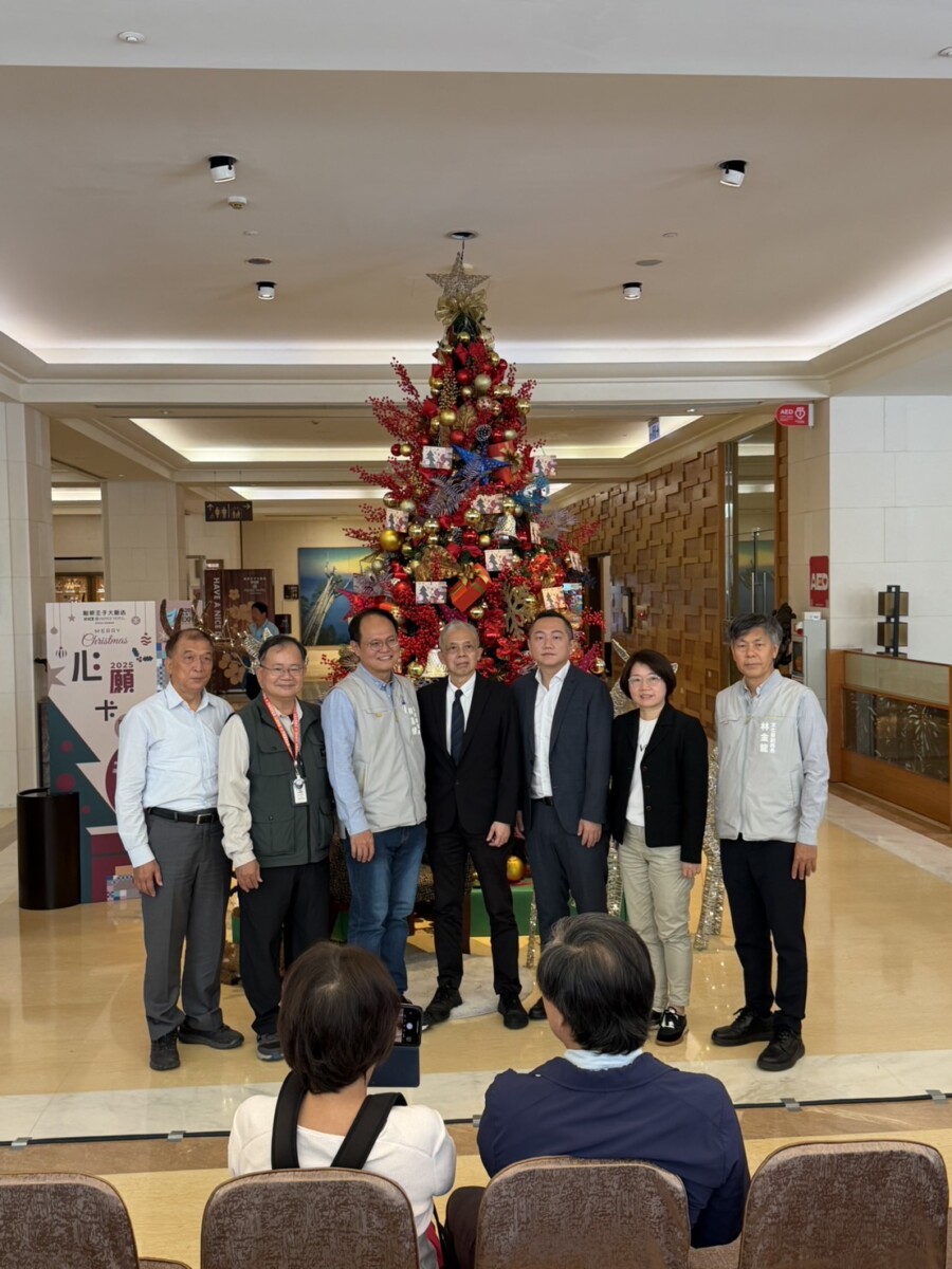 嘉義市耐斯王子大飯店為點亮孩子們的夢想與希望，讓弱勢孩童知道他們一點都不孤單，舉辦第19屆聖誕心願卡活動，邀善心人士發揮愛心，一起來認領。（圖/耐斯王子大飯店提供）