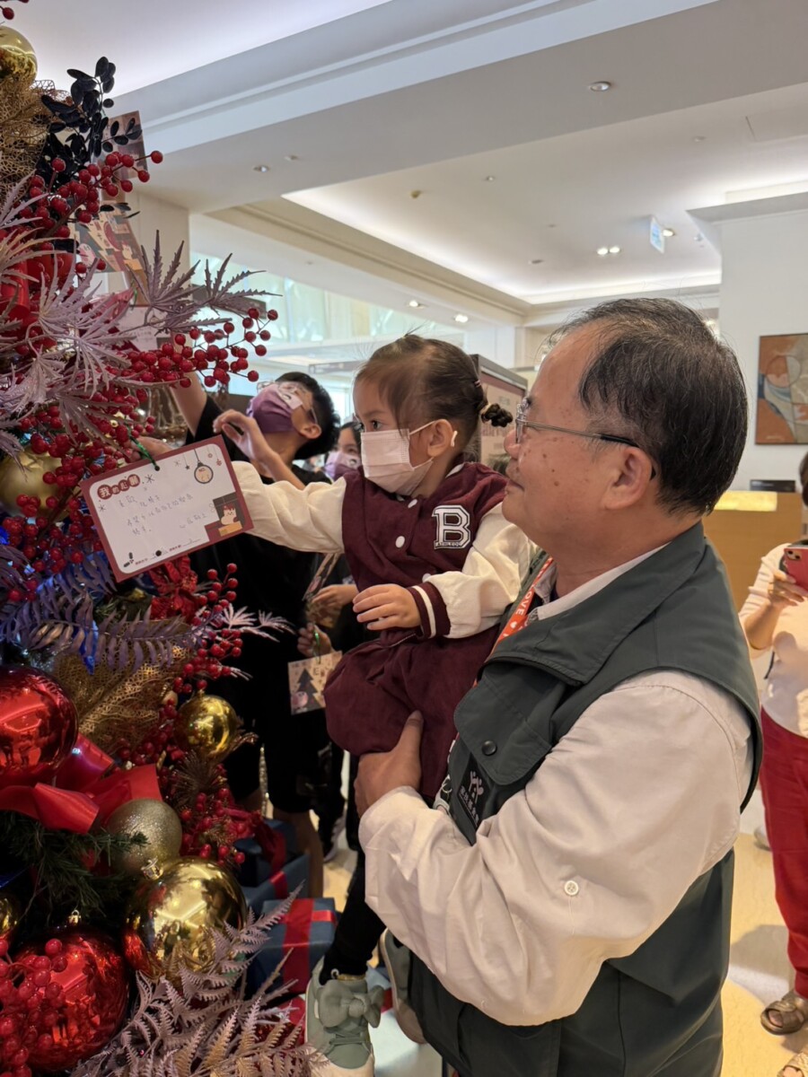 嘉義市耐斯王子大飯店為點亮孩子們的夢想與希望，讓弱勢孩童知道他們一點都不孤單，舉辦第19屆聖誕心願卡活動，邀善心人士發揮愛心，一起來認領。（圖/耐斯王子大飯店提供）