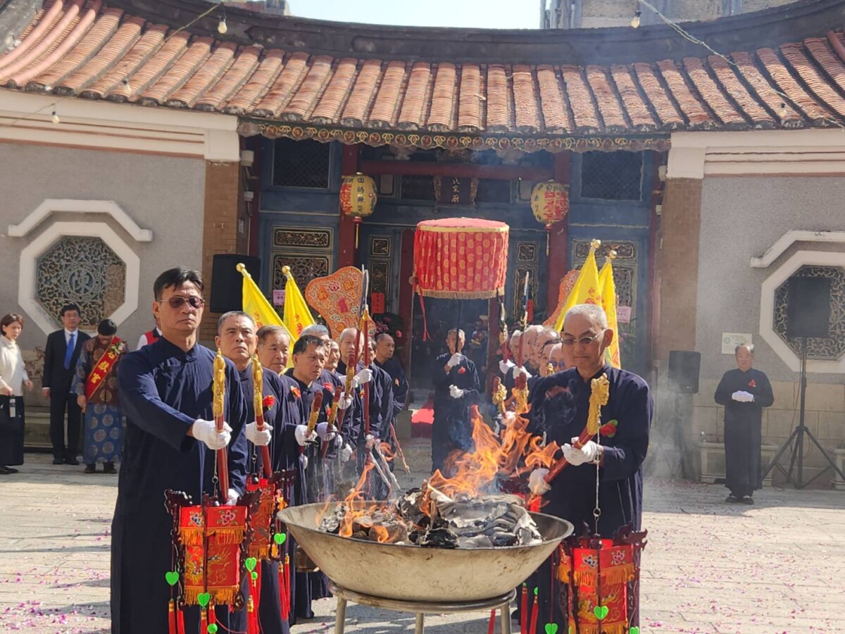 ▲祭典由「祀典興濟宮三獻禮祝聖團」擔綱，以古禮三獻大禮祭祖，場面莊嚴隆重。（圖／記者陳彥霖攝2025.11.22）