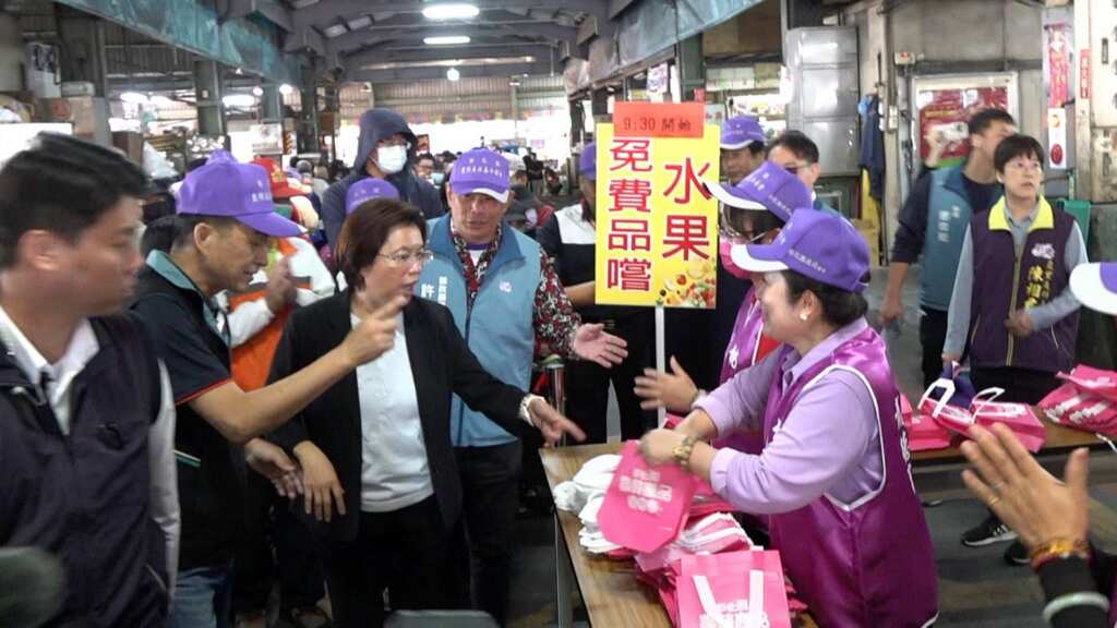 ▲114年度彰化農產品促銷嘉年華，活動現場準備了3000份袋裝彰化優鮮水果免費發送，吸引民眾大排長龍。（記者林明佑攝）