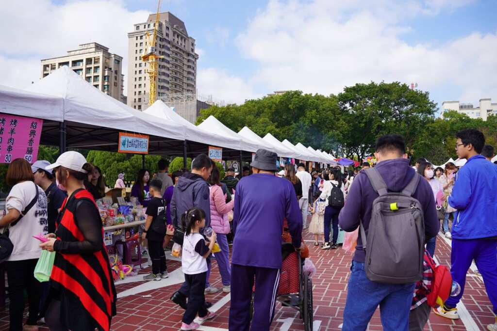 ▲新竹家扶2025冬暖慈幼園遊會吸引許多民眾參與。